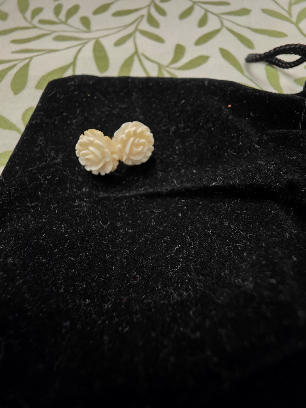 14K Gold Vintage Cream Rose Stud Earrings - Women Jewelry - Picture 2 of 4